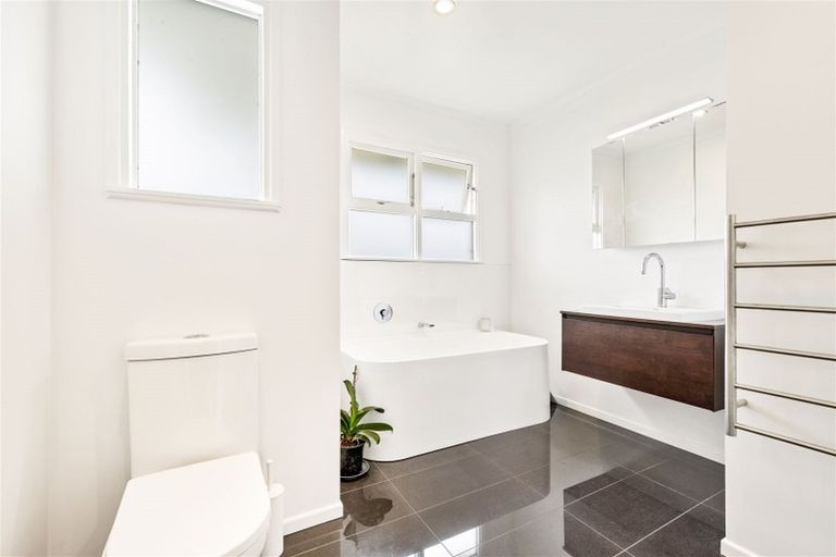 Photo of property in 10 Murray Road, Te Atatu Peninsula, Auckland, 0610