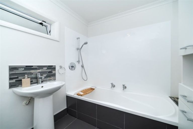 Photo of property in 27 Stirling Crescent, Hokowhitu, Palmerston North, 4410