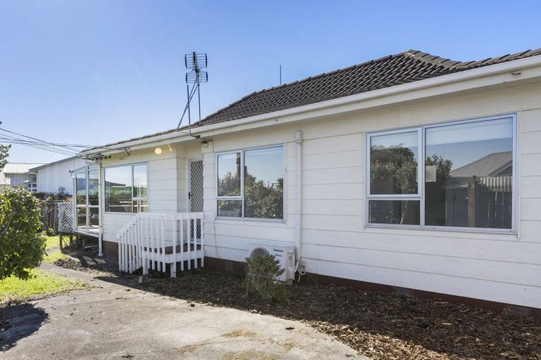Photo of property in 1/40 Lake Road, Narrow Neck, Auckland, 0624