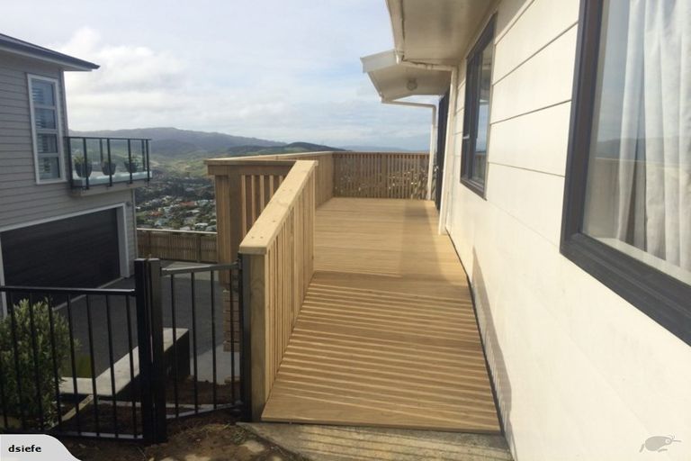 Photo of property in 18 Rice Crescent, Newlands, Wellington, 6037