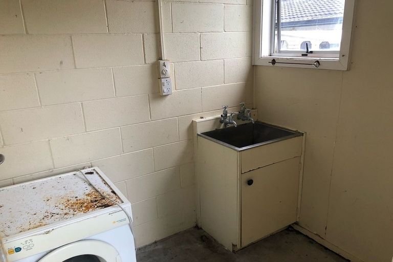 Photo of property in 2/4 Cairngorm Place, Highland Park, Auckland, 2010