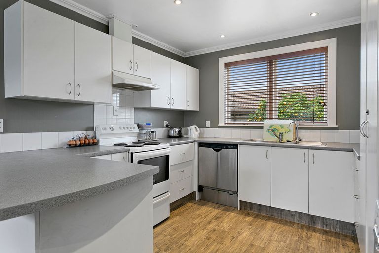 Photo of property in 233 Shakespeare Street, Leamington, Cambridge, 3432