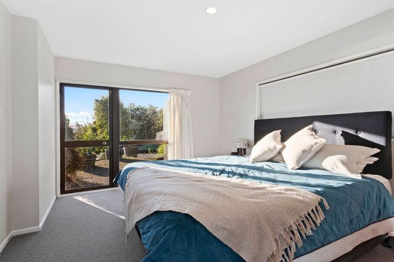 Photo of property in 20 Inverness Lane, Redcliffs, Christchurch, 8081