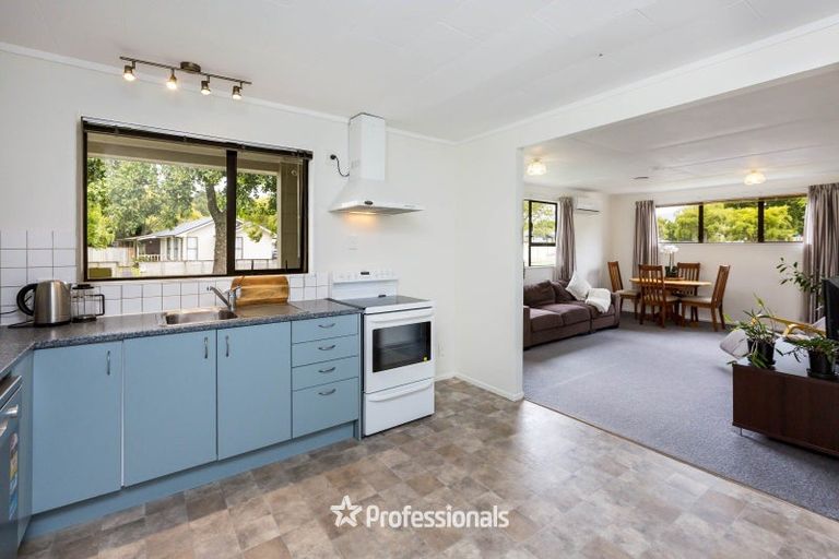 Photo of property in 2/6 Gemstone Drive, Birchville, Upper Hutt, 5018