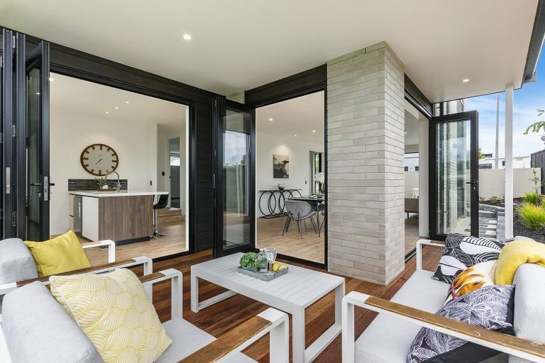 Photo of property in 1 The Crest, Sunnyhills, 2010