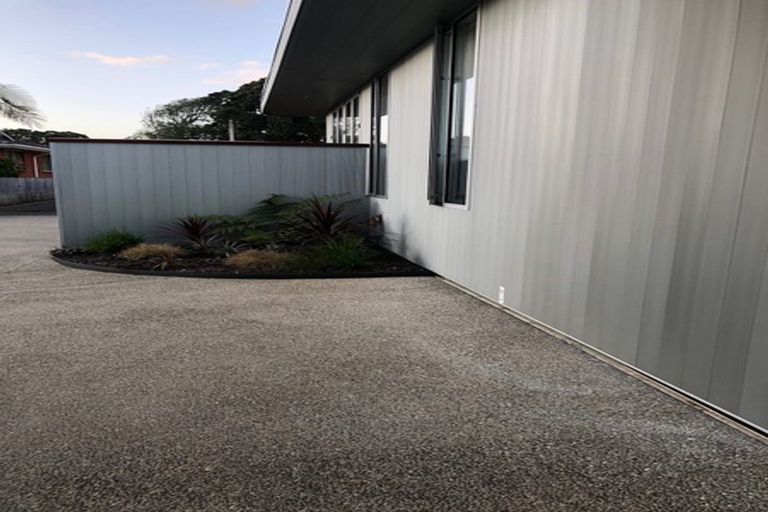 Photo of property in 2a Kiwi Esplanade, Mangere Bridge, Auckland, 2022