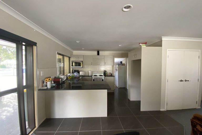 Photo of property in 10 Cedar Heights Avenue, Massey, Auckland, 0614