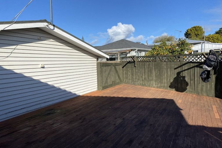 Photo of property in 2/24 Hatherlow Street, Glenfield, Auckland, 0629