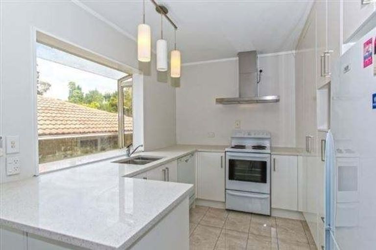 Photo of property in 2/28 Sequoia Place, Sunnynook, Auckland, 0620