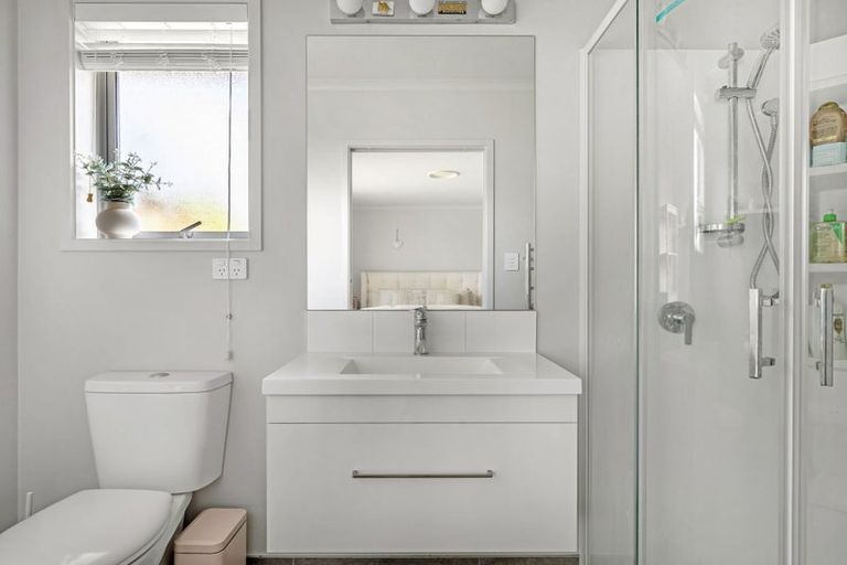 Photo of property in 18 Kaipara Lake Road, South Head, Helensville, 0874