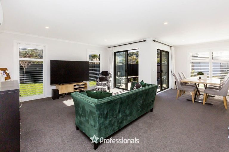 Photo of property in 5 Nikau Lane, Timberlea, Upper Hutt, 5018