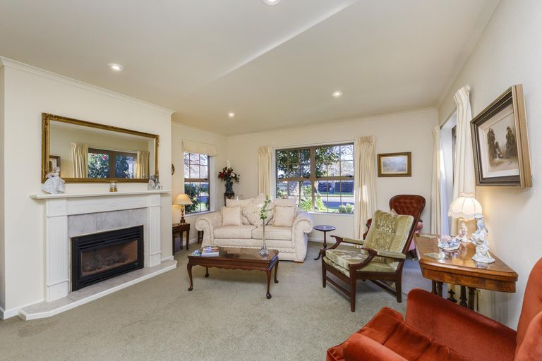 Photo of property in 1 The Oaks, Awapuni, Palmerston North, 4412