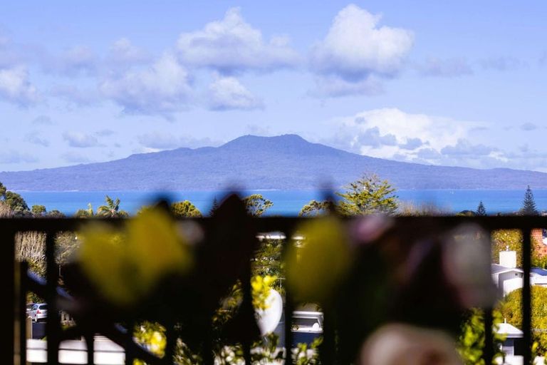 Photo of property in 86 Parr Terrace, Castor Bay, Auckland, 0620