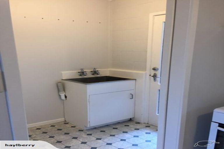 Photo of property in 2/12 Ayton Drive, Totara Vale, Auckland, 0629