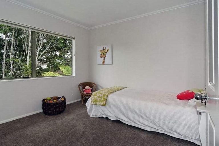 Photo of property in 13 La Roche Place, Northcote, Auckland, 0627