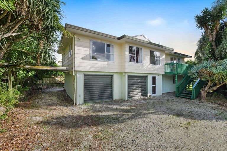 Photo of property in 16 Leaming Place, Clarks Beach, 2122