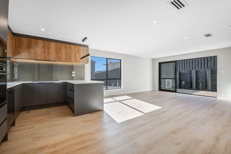 Photo of property in 2/32 Beulah Avenue, Rothesay Bay, Auckland, 0630