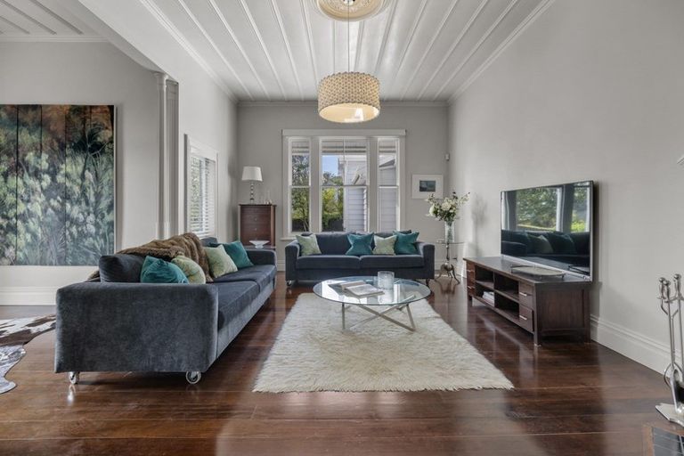 Photo of property in 28 Stanley Point Road, Stanley Point, Auckland, 0624