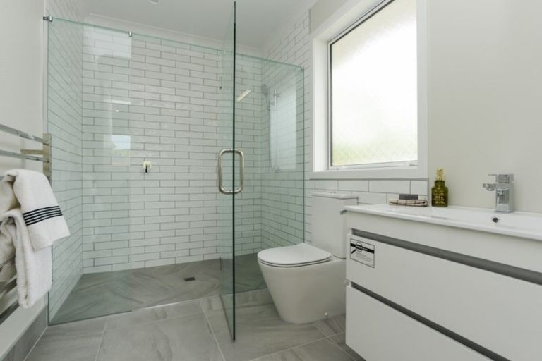 Photo of property in 16 West Place, Greenmeadows, Napier, 4112