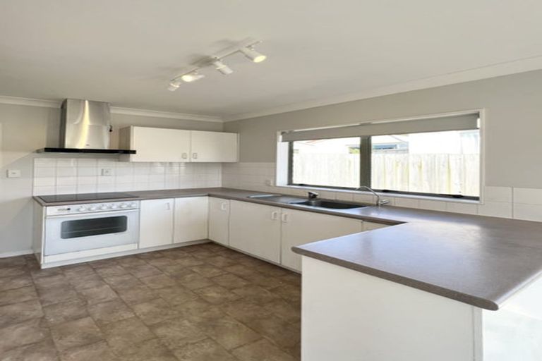 Photo of property in 48 Bodi Place, Te Atatu South, Auckland, 0610