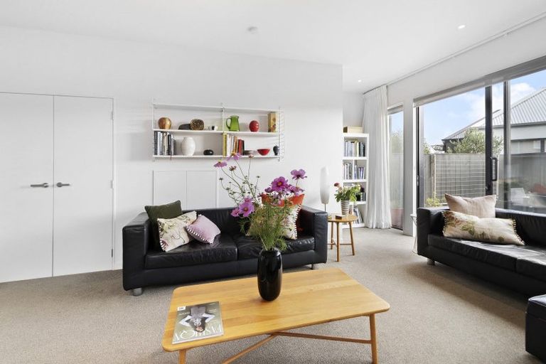 Photo of property in 15/6 Oswald Crescent, Paparangi, Wellington, 6037