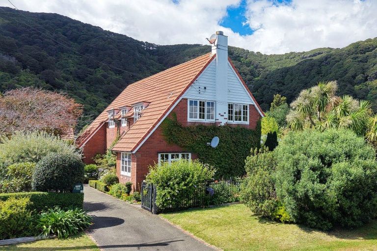 Photo of property in 10 Maire Street, Eastbourne, Lower Hutt, 5013