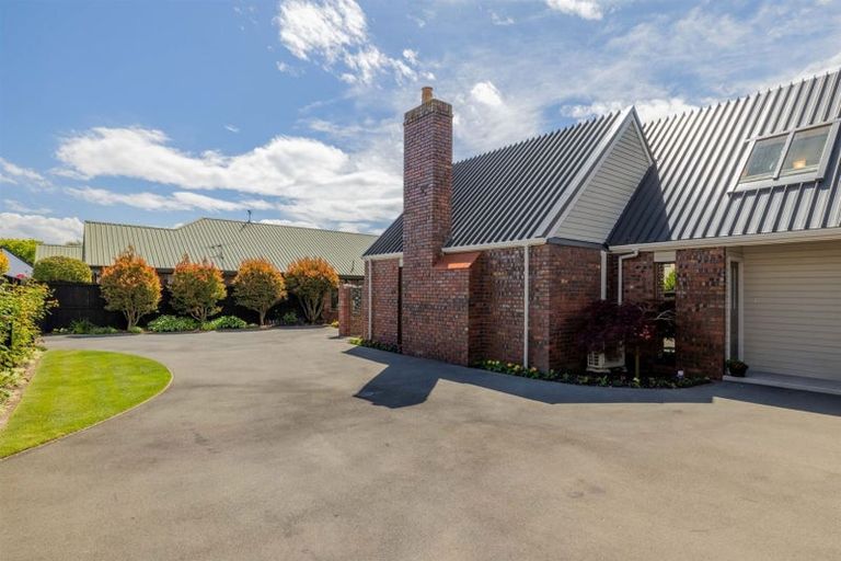 Photo of property in 8a Ringwood Place, Avonhead, Christchurch, 8042