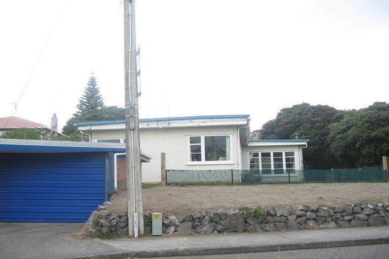 Photo of property in 102 Wellington Road, Paekakariki, 5034