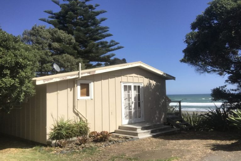 Photo of property in 30 Garden Road, Piha, New Lynn, 0772