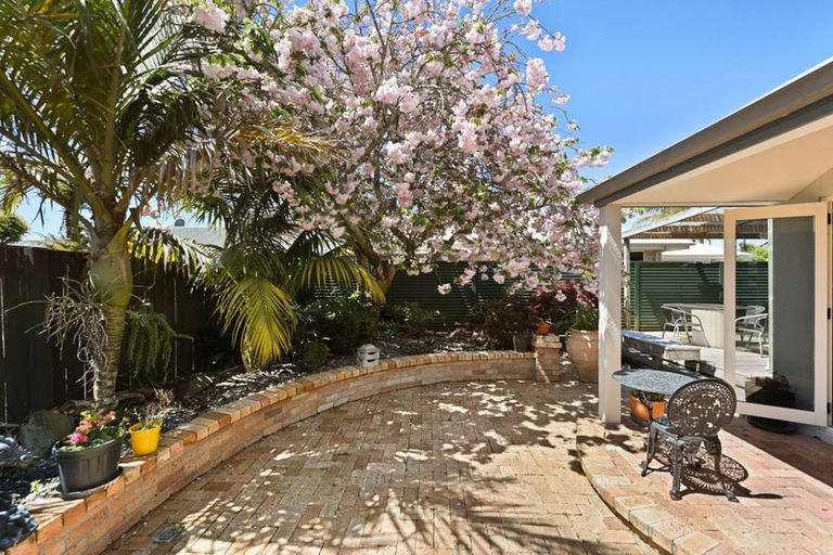 Photo of property in 12 Dover Road, St Andrews, Hamilton, 3200