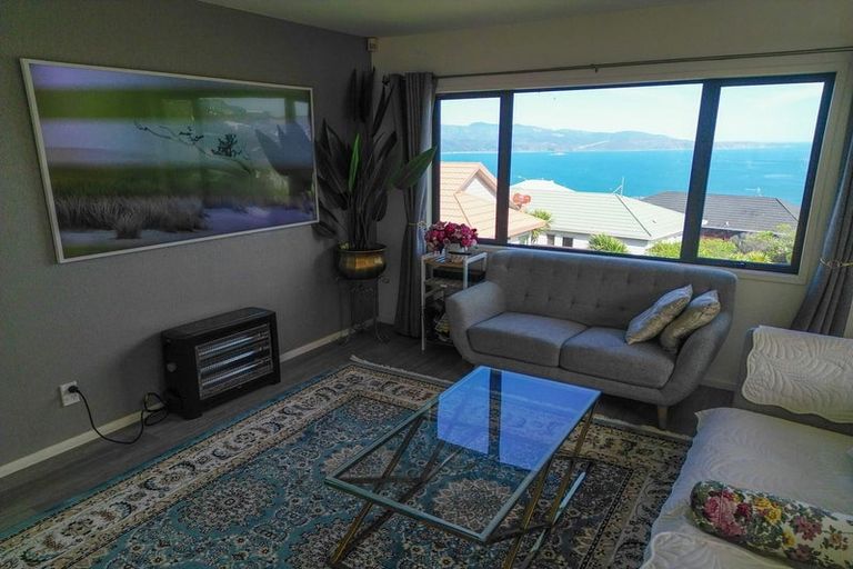 Photo of property in 75a Dress Circle, Newlands, Wellington, 6037