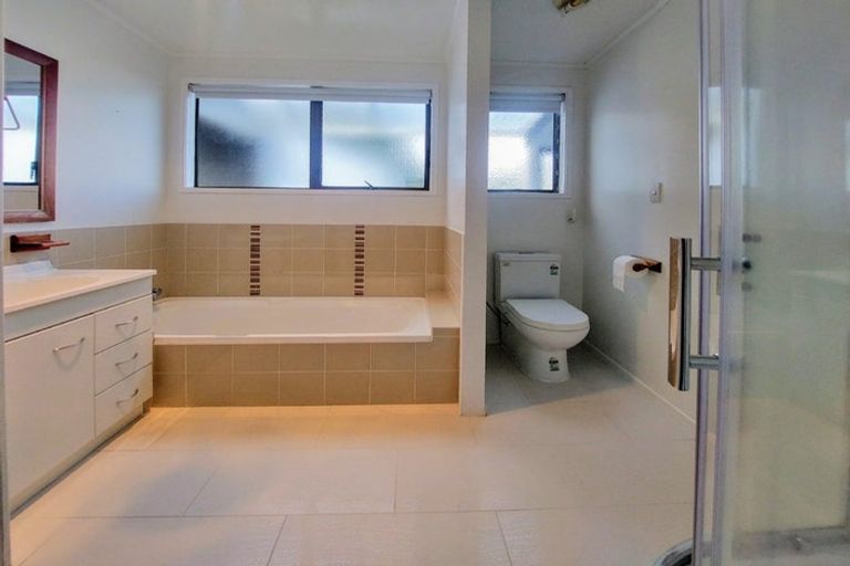 Photo of property in 36 Ellesmere Crescent, Pakuranga Heights, Auckland, 2010