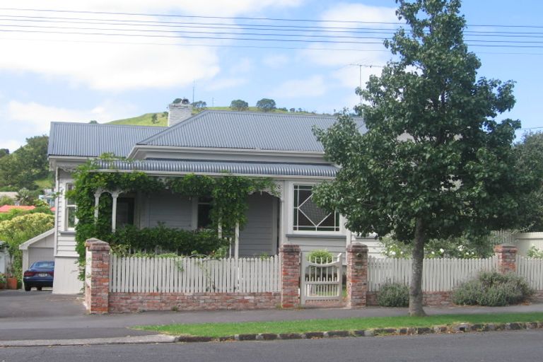 Photo of property in 37 Allenby Avenue, Devonport, Auckland, 0624