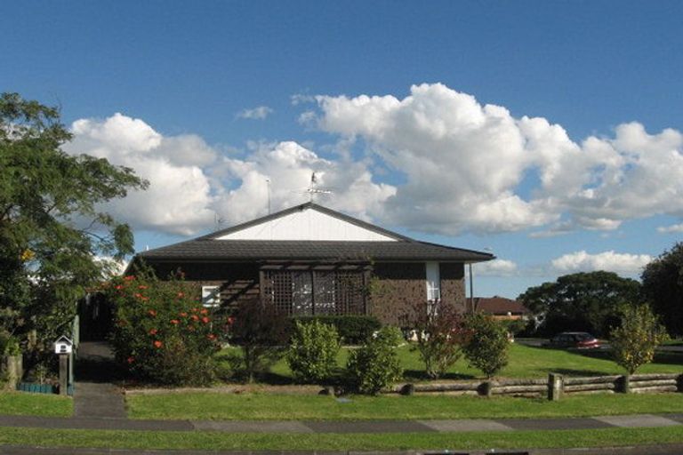 Photo of property in 98 Dalwhinnie Parade, Highland Park, Auckland, 2010