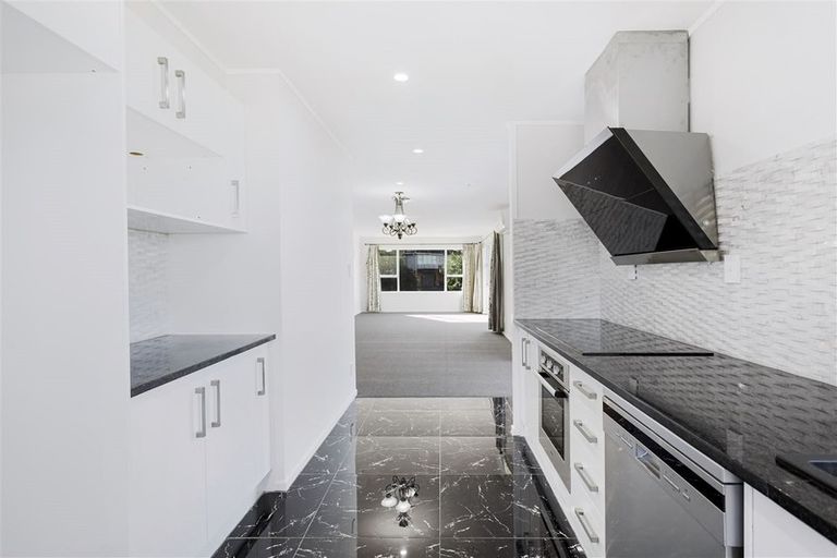 Photo of property in 22 Hartley Terrace, Massey, Auckland, 0614