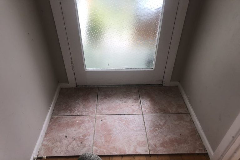 Photo of property in 1/33 Roberts Road, Glenfield, Auckland, 0629