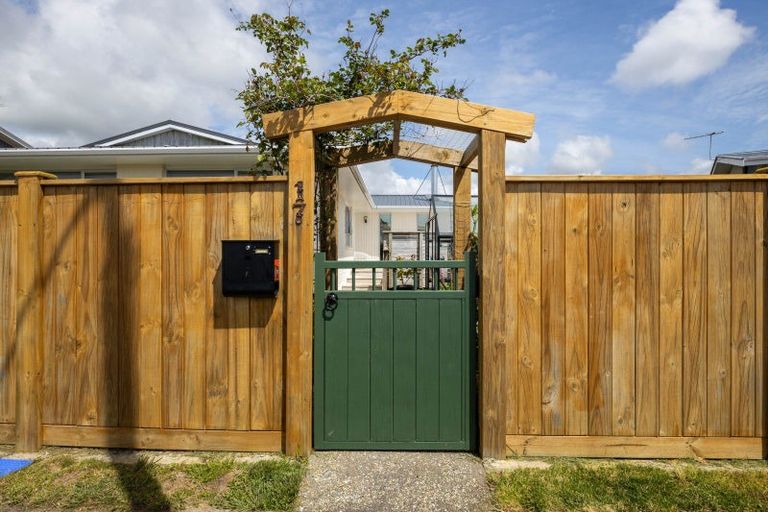 Photo of property in 17 Longview Drive, Merrilands, New Plymouth, 4312