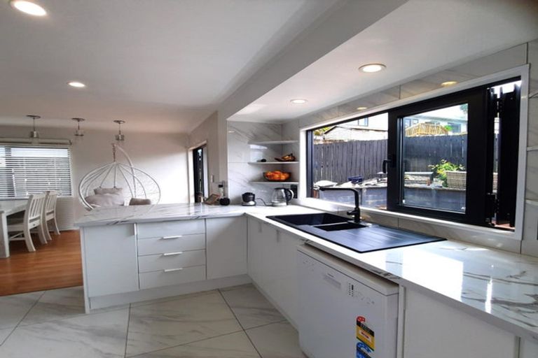 Photo of property in 2/4 Antrim Grove, Bayview, Auckland, 0629