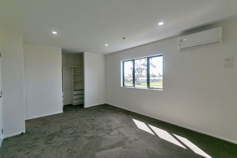 Photo of property in 17e Martin Place, Kelston, Auckland, 0602