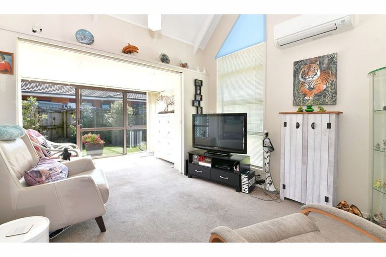 Photo of property in 10 Bellbird Place, Orewa, 0931