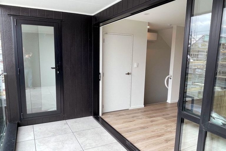 Photo of property in 2/8 Chivalry Road, Glenfield, Auckland, 0629