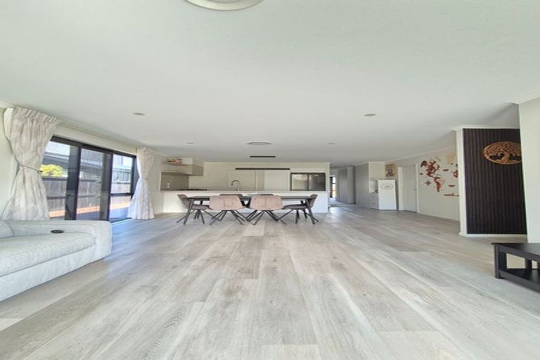 Photo of property in 38 Paparahi Place, Wainui, 0992