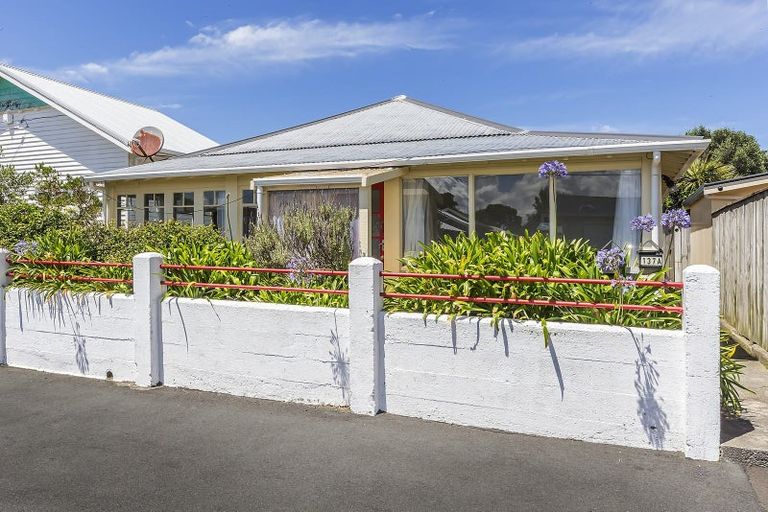 Photo of property in 137 Apu Crescent, Lyall Bay, Wellington, 6022