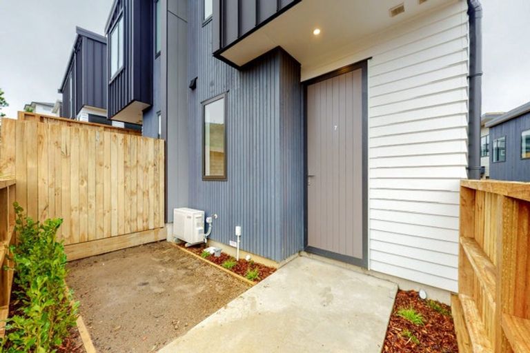 Photo of property in 7/62 Spenmoor Street, Newlands, Wellington, 6037