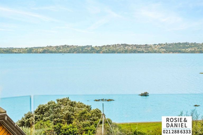 Photo of property in 122 Beach Road, Te Atatu Peninsula, Auckland, 0610
