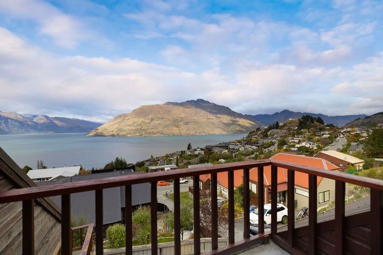 Photo of property in 68 Wynyard Crescent, Fernhill, Queenstown, 9300