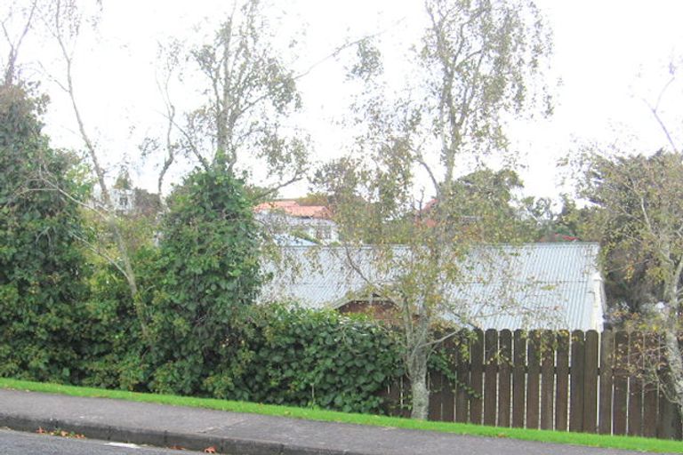 Photo of property in 4 Eastglen Road, Glen Eden, Auckland, 0602