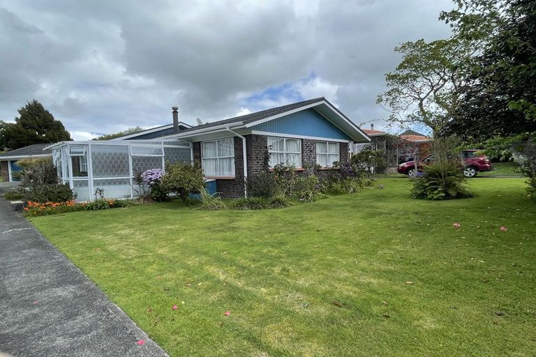 Photo of property in 4 Sunnypark Avenue, Rosehill, Papakura, 2113