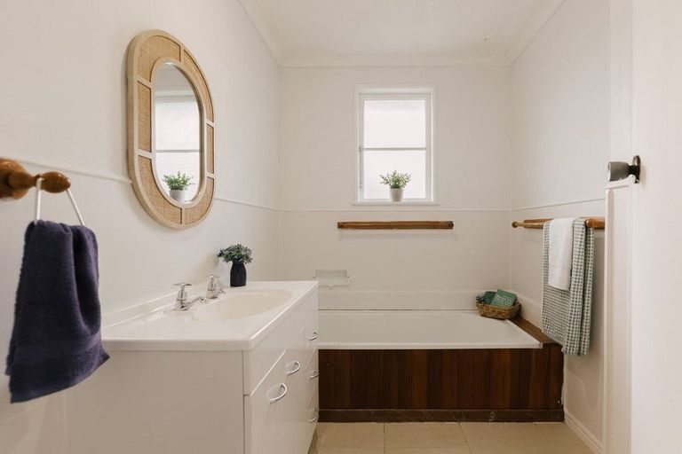 Photo of property in 25 Mokau Place, Terrace End, Palmerston North, 4410