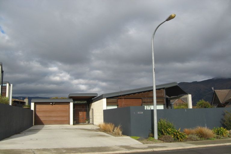 Photo of property in 1 Waimana Place, Wanaka, 9305
